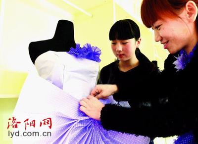 環保創意展風采 小學生手工紙質啦啦隊服裝獲央視少兒頻道關注